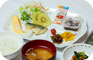 和食の朝食プレートの写真